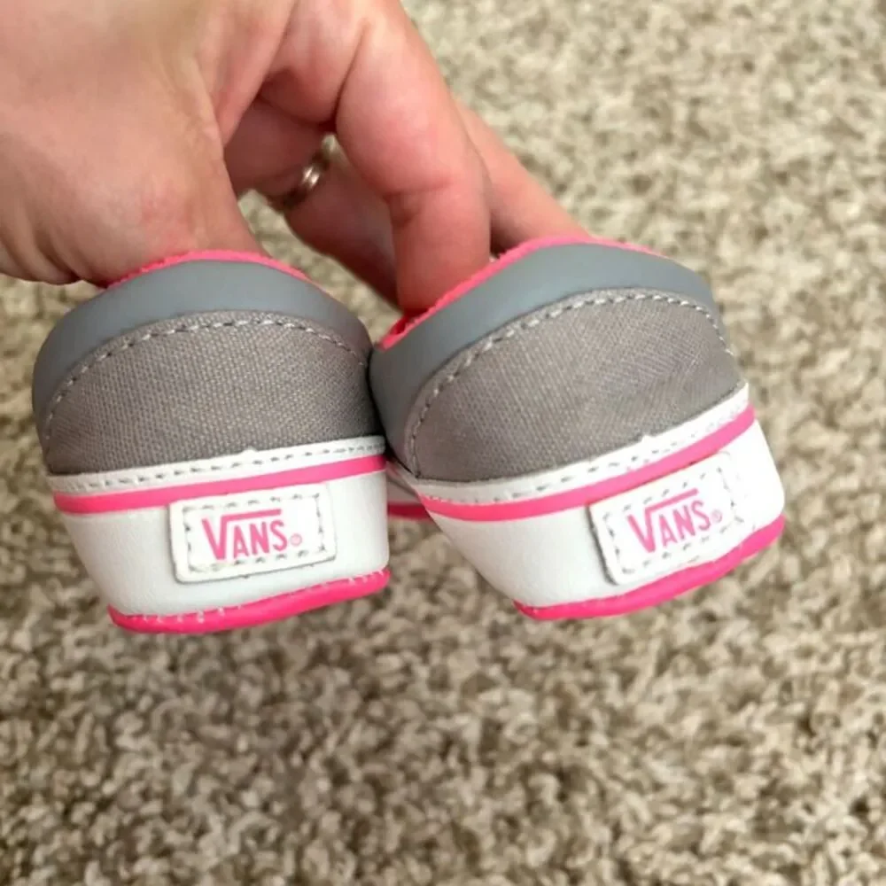 Size 4 / Baby Girl Vans Crib Shoes